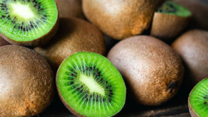 Врач призвал есть киви с кожурой для решения деликатной проблемы