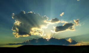 Почему солнечные лучи веером расходятся из-под облаков?