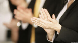 Qarsaklar: nima uchun qo‘llarimizni bir-biriga urish odati paydo bo‘lgan?