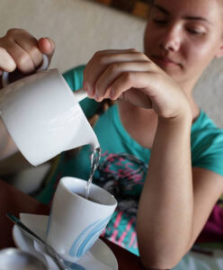 Ko‘ki qorasidan foydaliroqmi? Choy haqida keng tarqalgan xato fikrlar