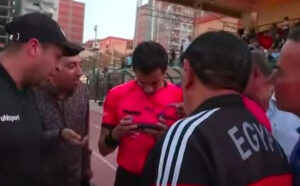 Судья в Египте использовал смартфон для отмены пенальти