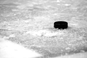 Судья выжил после попадания шайбы в голову в матче плей-офф КХЛ