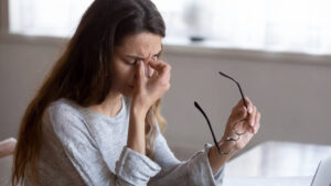 Nima uchun ko‘z qovoqlari uchadi va bu holat qachon xavfli?