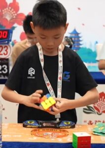 To‘qqiz yoshli xitoylik Rubik kubigini 2,51 sekundda yig‘ib, jahon rekordini o‘ziga qaytardi